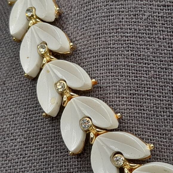 Vintage White Lucite Choker Necklace, Gold Tone, 1950s, 15 1/2 Inches - Picture 5 of 12